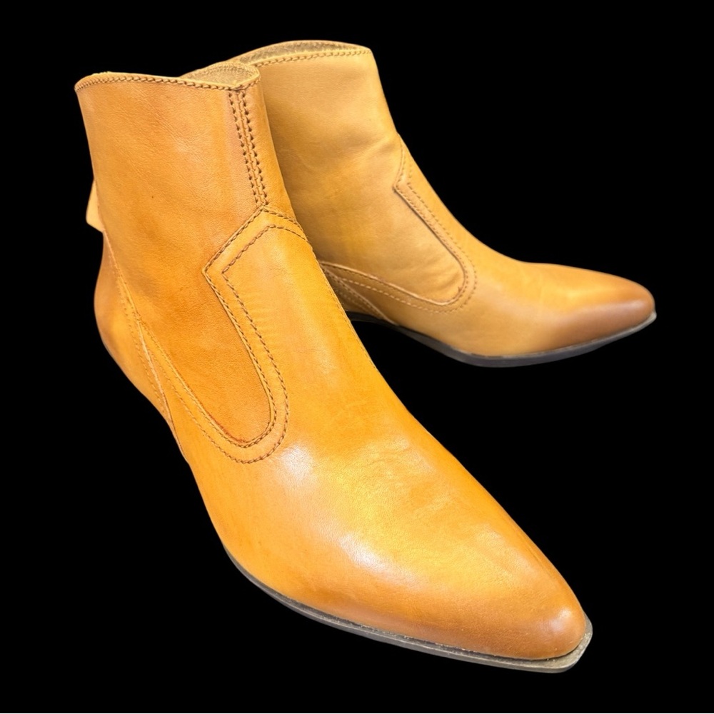 New in Box: Naturalizer Western Style Leather Booties - Size 5.5
